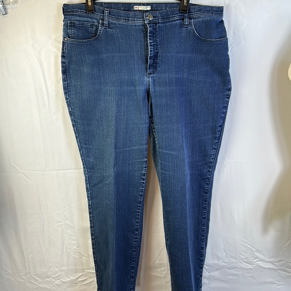 Lee Classic Fit Straight Leg size 22W. Great Condition Some Stretch